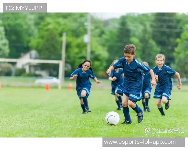 球星绿茵场上激情奔跑展现绝佳脚法与团队配合瞬间