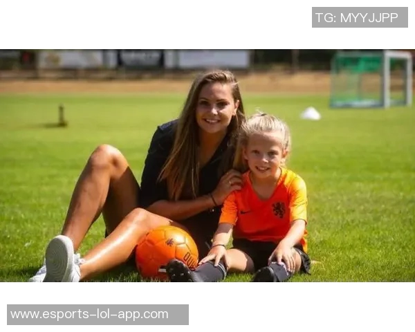 荷兰女足球星马滕斯成长历程与职业生涯回顾